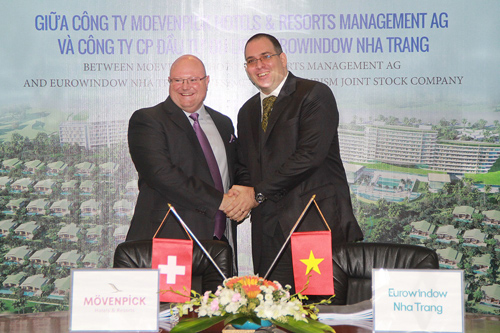 Mr. Hannes Romauch – TGĐ Eurowindow Nha Trang (bên phải) trong lễ kí kết hợp tác với Tập đoàn Movenpick Hotels & Resorts Thụy Sỹ