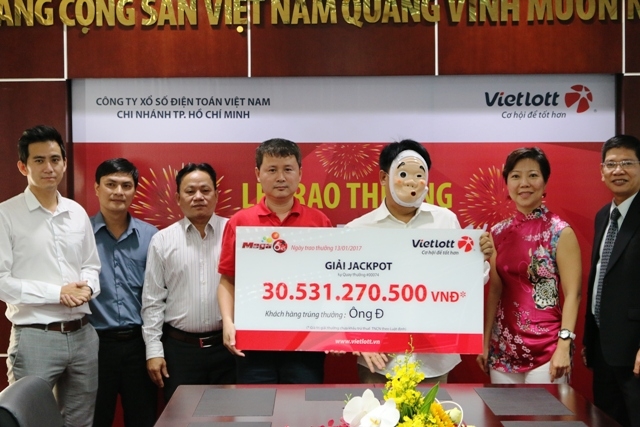 Vietlott trao thưởng Jackpot cho khách hàng trúng hơn 30 tỷ đồng