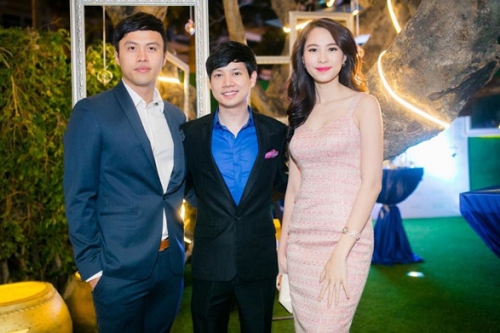 
Hoa hậu Việt Nam 2012 và doanh nhân Trung Tín (giữa) lần đầu xuất hiện bên nhau tại một sự kiện do gia đình anh tổ chức vào cuối tháng 11/2014. Đây được cho là thời gian đầu họ quen biết, tìm hiểu nhau thông qua một người bạn chung của cả hai.
