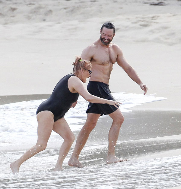 
Hugh Jackman v&agrave; b&agrave; x&atilde; n&ocirc; đ&ugrave;a tr&ecirc;n h&ograve;n đảo ở Caribbe trong kỳ nghỉ kỷ niệm 20 năm ng&agrave;y cưới.
