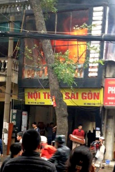 ​Cửa hàng đồ gỗ bốc cháy ở Hà Nội xảy ra vào khoảng 11h30 hôm nay (16/1) trên đường Đê La Thành.