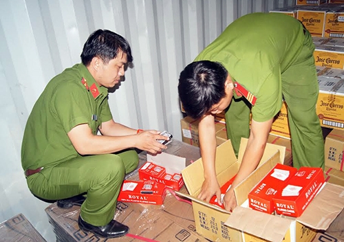 Cảnh sát kiểm tra lô hàng do giám đốc buôn lậu. Ảnh: Nguyệt Triều