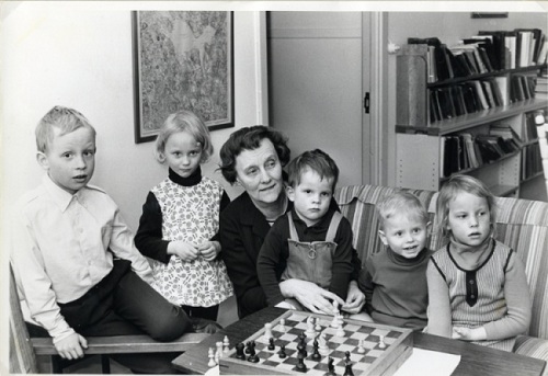 
Astrid Lindgren cùng các cháu trong kỳ nghỉ năm 1968 ở Tallberg, Thụy Điển.
