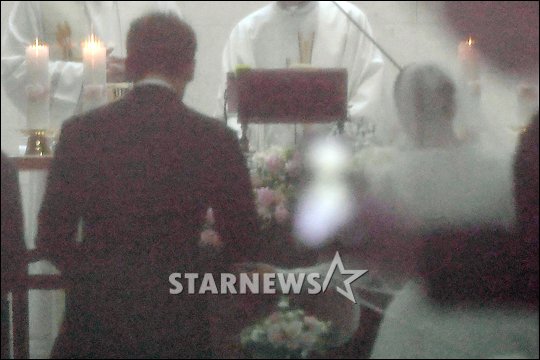 
Đầu giờ chiều nay 19/1, hôn lễ của cặp đôi Bi Rain - Kim Tae Hee đã được tổ chức tại nhà thờ Gahoe-dong, Seoul. An ninh được thắt chặt tại nơi tổ chức sự kiện, nên rất ít các hình ảnh lọt ra ngoài.
