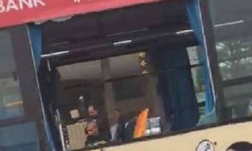 
Cửa kính xe buýt bị thổi bay sau vụ nổ. Ảnh: SCMP
