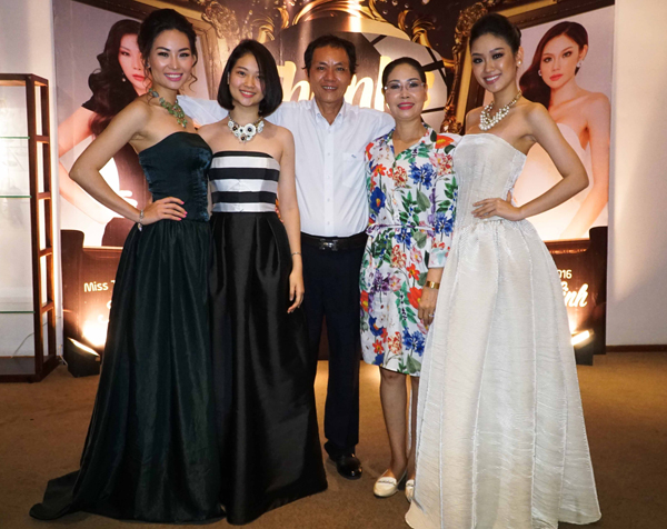 
Phạm Thùy Linh tổ chức tiệc cảm ơn người thân, bạn bè đã ủng hộ cô tại cuộc thi Hoa hậu Du lịch Quốc tế 2016. Người đẹp rạng rỡ chụp ảnh cùng bố mẹ và hai em gái.
