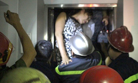 Lực lượng cứu hộ đưa các nạn nhân bị kẹt trong thang máy ra ngoài - Ảnh: PCCC