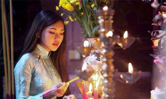 Thắp hương dâng lên ông bà tổ tiên là một nét văn hóa đẹp của Việt Nam (Ảnh: Internet)