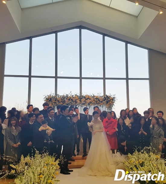
Chiều 22/1, Park Ha Sun và Ryu Soo Young tổ chức cưới bất ngờ tại khách sạn Mayfield, Seoul (Hàn Quốc). Theo Dispatch, chỉ có vài người thân và bạn bè được mời dự lễ cưới. Khoảnh khắc hiếm hoi của cô dâu và chú rể vừa được công bố cách đây ít giờ. Theo thông tin, chú rể Ryu Soo Young đã rất run khi xuất hiện bên cô dâu.
