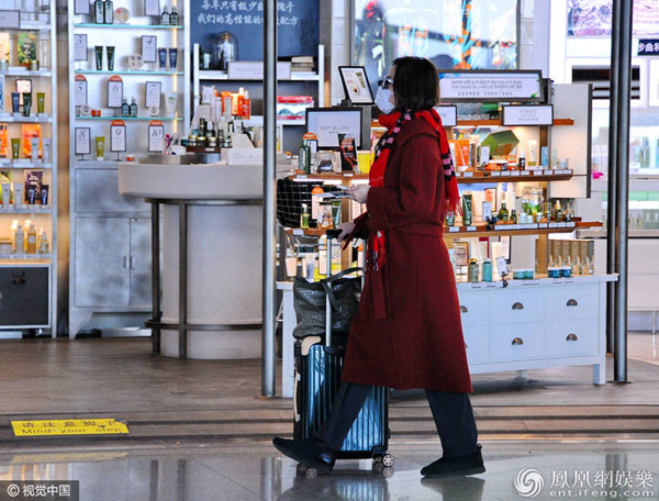 
Paparazzi ghi lại một số hình ảnh của Triệu Vy tại sân bay Bắc Kinh hôm 22/1. Diễn viên Mẹ hổ bố mèo mặc kín mít từ đầu tới chân, một mình di chuyển mà không có trợ lý hỗ trợ như thường lệ.
