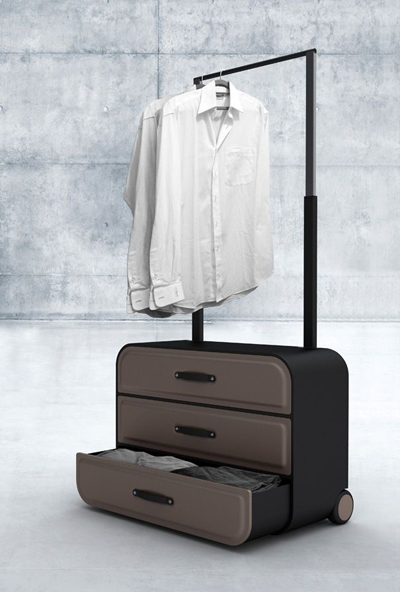 Chiếc vali có giá treo đồ sẽ giúp bạn giữ quần áo phẳng phiu khi ở các căn phòng quá nhỏ.