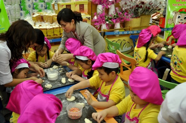 
C&aacute;c cha mẹ n&ecirc;n sắp đặt để c&aacute;c con c&ugrave;ng tham gia chuẩn bị Tết. (ảnh: minh họa)
