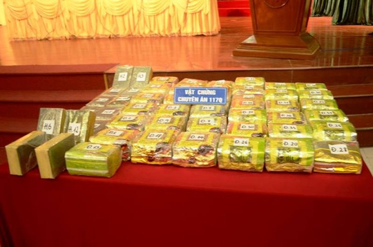 
45 kg ma túy đá và 30 bánh heroin tang vật bị Công an tỉnh Nam Định thu giữ khi triệt phá đường dây buôn bán ma túy lớn.
