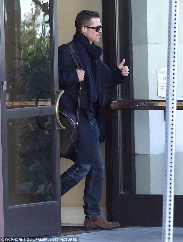 
Brad Pitt rời khỏi khách sạn sau khi có một đêm tiệc tùng vui vẻ.
