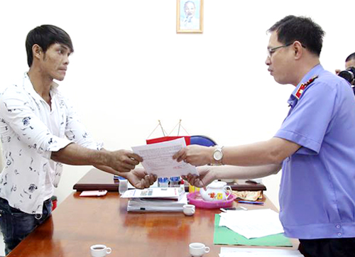 Anh Uống được đại diện VKSND huyện Bình Chánh trao quyết định đình chỉ bị can sau gần 4 năm kêu oan.