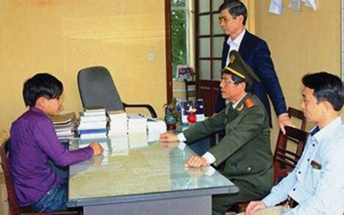 Ðối tượng Phạm Minh Vương khi được đưa về Công an tỉnh Hà Nam.