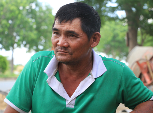 Ông Nguyễn Văn Minh làm nghề xe ôm ở làng Đại học. Ảnh: Mạnh Tùng