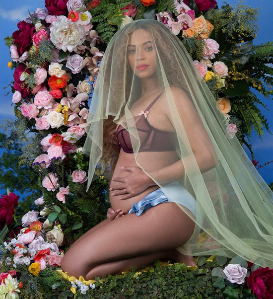 
Beyonce khoe ảnh bụng bầu tối 1/2.
