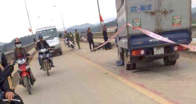 Chiếc xe tải g&acirc;y tai nạn nghi&ecirc;m trọng tr&ecirc;n cầu Rộ.