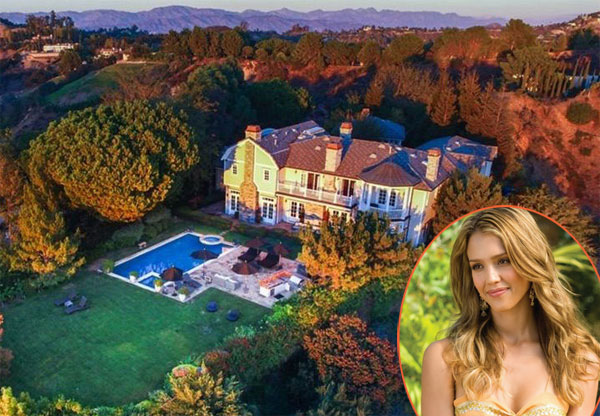
Jessica Alba vừa trả 9,9 triệu USD (226 tỷ đồng) để sở hữu căn biệt thự lộng lẫy, rộng gần 7.500m2 ở Beverly Hills, Los Angeles.
