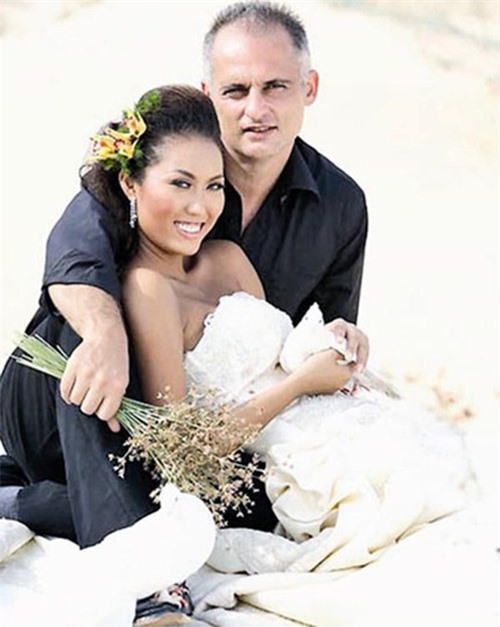 
Ảnh cưới của Phi Thanh Vân và chồng Tây Thierry Blanc

