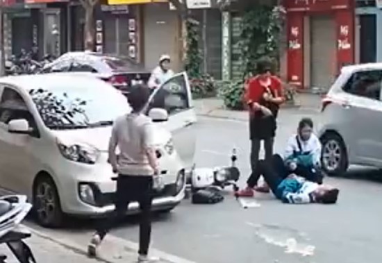 Nữ t&agrave;i xế (&aacute;o đỏ) nhận nhiều chỉ tr&iacute;ch sau pha mở cửa l&agrave;m ng&atilde; 2 học sinh. Ảnh cắt từ clip.