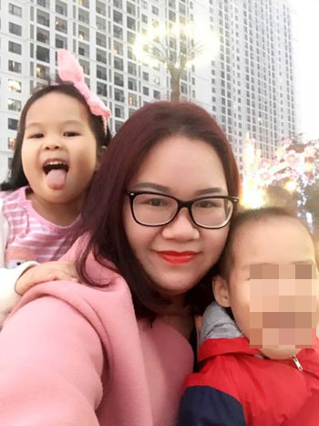 
Chị Nguyễn Thị Hoài Sương và 2 con đã cho theo học ở nhóm lớp mầm non Sen Vàng. Bé trai tên Min bị cô giáo bạo hành. Ảnh: NVCC.
