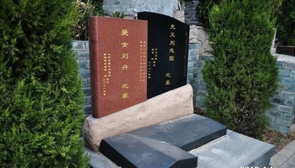 
Di mộ của Lưu Đan và cha được đặt cạnh nhau. Ảnh: Sina.
