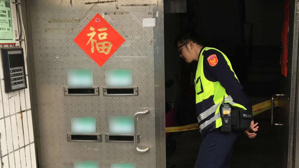 
Cảnh sát có mặt ở căn hộ của bố con Chang ở Đài Bắc hôm 5/2. Ảnh: SCMP
