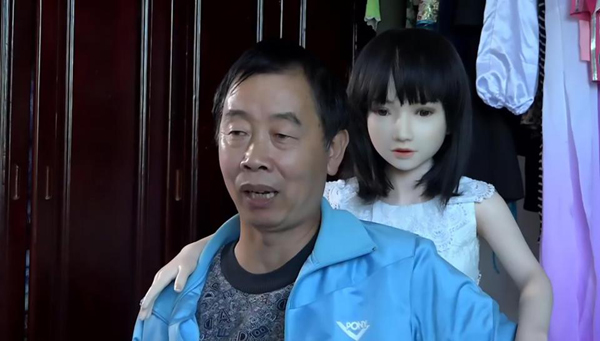 
Khi hôn nhân đổ vỡ vào năm 2000, ông Li Chen, hiện 59 tuổi, sống ở huyện Huệ Thủy, tỉnh Quý Châu, quyết định mua một con búp bê tình dục về nhà cho vơi bớt nỗi cô đơn trong cuộc sống. Sau 16 năm, hiện bố con ông có tổng cộng 7 con búp bê trong nhà.
