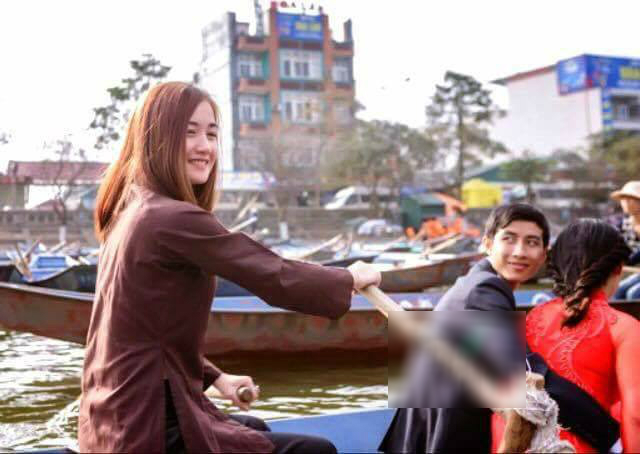 
Bức ảnh chụp l&eacute;n l&uacute;c Huyền Trang đang ch&egrave;o đ&ograve; chở kh&aacute;ch h&agrave;nh hương khiến c&ocirc; nổi tiếng tr&ecirc;n mạng x&atilde; hội
