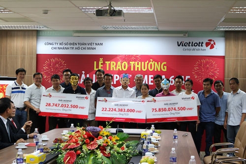 S&aacute;ng 8/2, Vietlott đ&atilde; trao giải c&ugrave;ng l&uacute;c cho 3 kh&aacute;ch h&agrave;ng tr&uacute;ng jackpot trong chương tr&igrave;nh xổ số Mega 6/45.