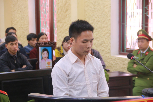 
Đối tượng L&ecirc; Văn T&uacute; trước v&agrave;nh m&oacute;ng ngựa khai to&agrave;n bộ h&agrave;nh vi giết hại chị H - người t&igrave;nh hơn m&igrave;nh 7 tuổi.
