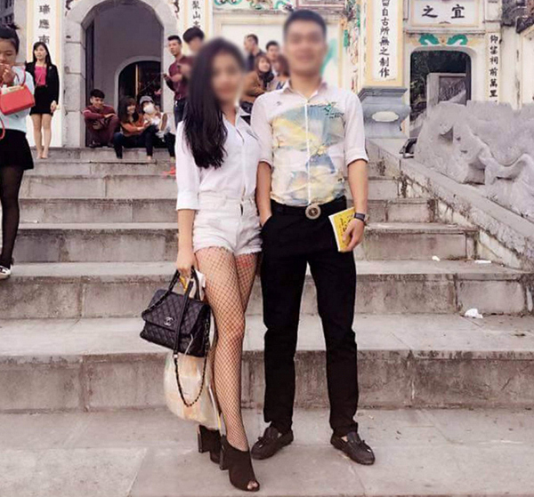 D&ugrave; đi với bạn trai đến nơi t&ocirc;n nghi&ecirc;m, c&ocirc; g&aacute;i n&agrave;y vẫn qu&ecirc;n mặc k&iacute;n đ&aacute;o hơn.