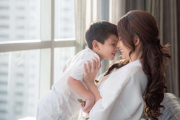 Quỳnh Chi đăng ảnh vui vẻ bên con trai trong chuyến sang Mỹ thăm con mới nhất.