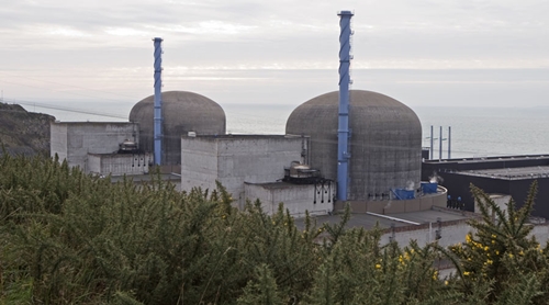 
Nh&agrave; m&aacute;y điện hạt nh&acirc;n Flamanville ở t&acirc;y bắc Ph&aacute;p. Ảnh: Reuters
