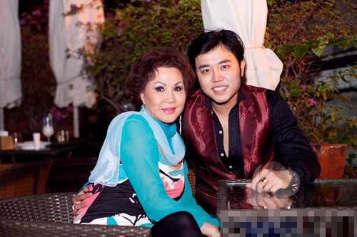 
Cặp đôi lệch tuổi Vũ Hoàng Việt và Yvonne Thúy Hoàng
