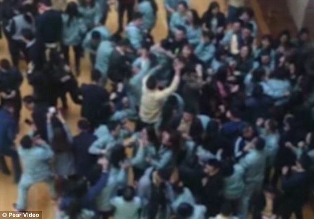 Cảnh tượng hỗn loạn khi nhân viên tranh nhau lấy tiền mừng tuổi.