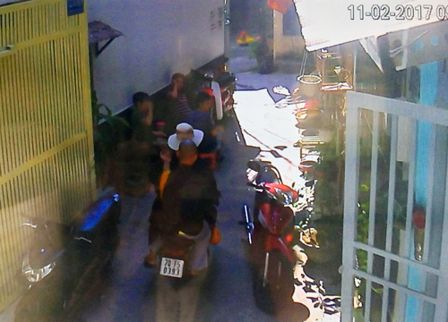 Camera khu phố ghi lại hình ảnh 2 sư giả phóng xe khỏi căn nhà.