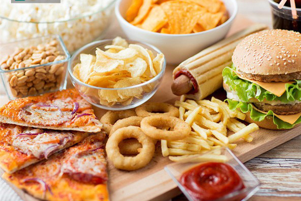 
Nhiều loại đồ ăn nhanh có thể gây nguy hiểm tới sức khỏe. Ảnh minh họa.
