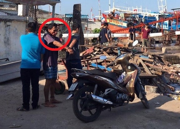 Nghi phạm Nguyễn Văn Dũng (giữa) bị lực lượng chức năng bắt giữ. Ảnh: G.N.