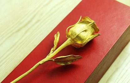 
Một bông hồng vàng 24k nguyên khối
