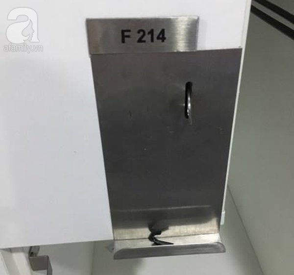 Tủ để tư trang c&aacute; nh&acirc;n của chị Trang Nguyễn bị ph&aacute; kh&oacute;a, phần m&oacute;c kh&oacute;a rơi xuống dưới, ri&ecirc;ng ổ kh&oacute;a số đ&atilde; kh&ocirc;ng c&ograve;n (ảnh nh&acirc;n vật cung cấp).