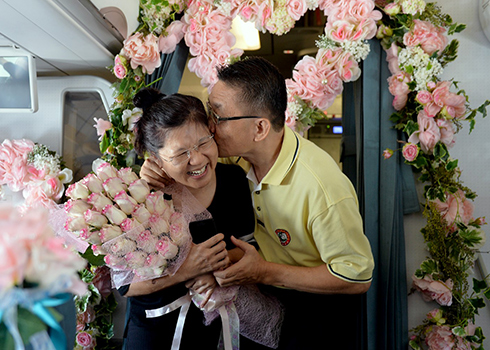 Đôi vợ chồng Malaysia hạnh phúc trên chuyến bay. Ảnh: Xuân Hoa. 