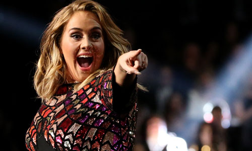 Adele biểu diễn mở màn Grammy. Ảnh: Reuters.