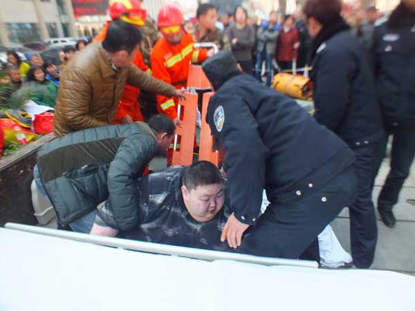 
Cảnh sát, lính cứu hỏa và cả nhân viên y tế đều được gọi đến để hỗ trợ Huang khi anh này bị ngã giữa đường.
