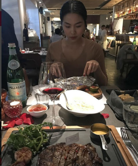 
Louis Nguyễn đăng ảnh Tăng Thanh Hà duyên dáng ngồi thưởng thức bữa tối lãng mạn nhân nhân ngày Valentine.
