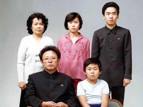 Kim Jong-nam khi bé (phía trước, bên phải) ngồi bên cạnh cha, ông Kim Jong-il, trong một bức ảnh gia đình. Ảnh: AFP