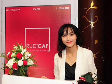 
Thế nhưng c&ocirc; đ&atilde; từ bỏ h&agrave;o quang showbiz để theo đuổi giấc mơ của ri&ecirc;ng m&igrave;nh
