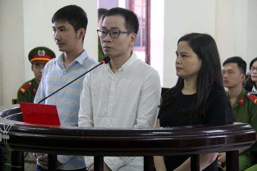 Ba bị c&aacute;o tại phi&ecirc;n t&ograve;a s&aacute;ng nay. Ảnh: Ho&agrave;ng Trường.